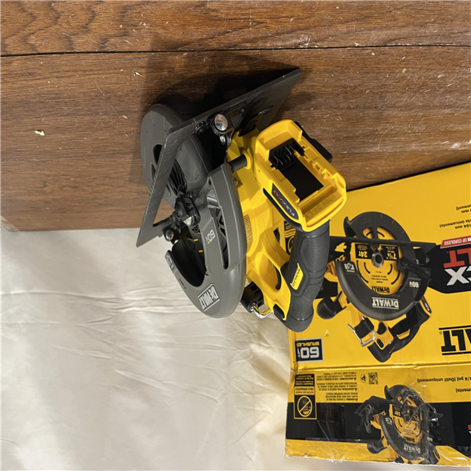 AS-ISDeWALT Flexvolt Max 7-1/4  60V Brushless Circular Saw DCS578B