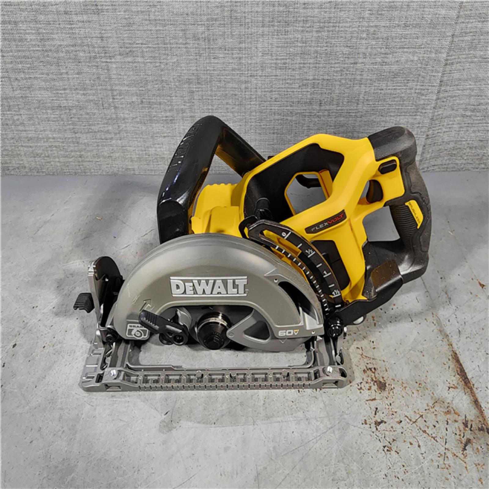 HOUSTON LOCATION - AS-IS DEWALT FLEXVOLT 60V MAX Cordless Brushless 7-1/4 in. Wormdrive Style Circular Saw (Tool Only)