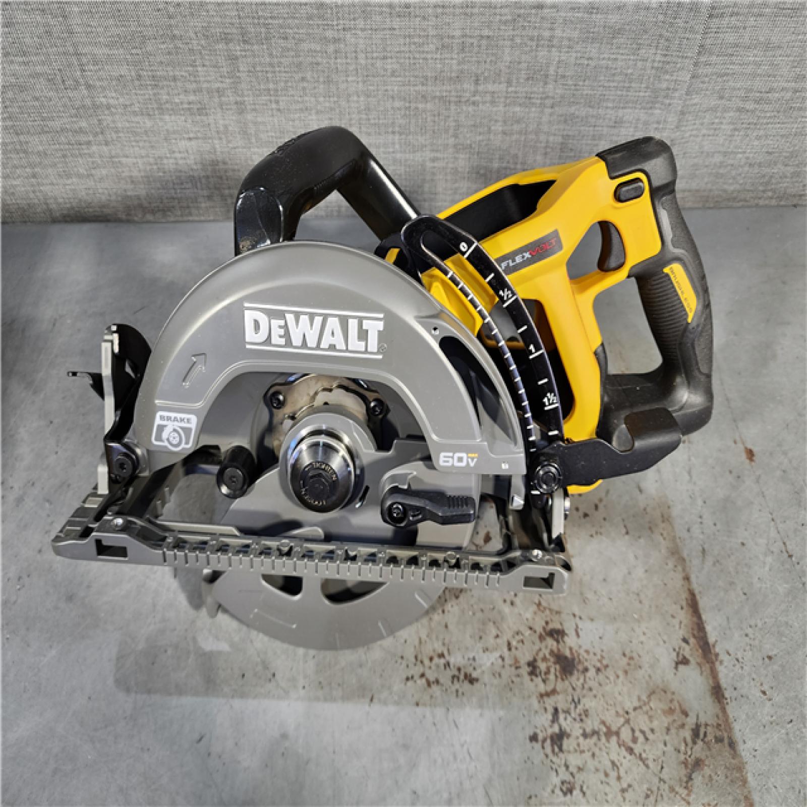 HOUSTON LOCATION - AS-IS DEWALT FLEXVOLT 60V MAX Cordless Brushless 7-1/4 in. Wormdrive Style Circular Saw (Tool Only)