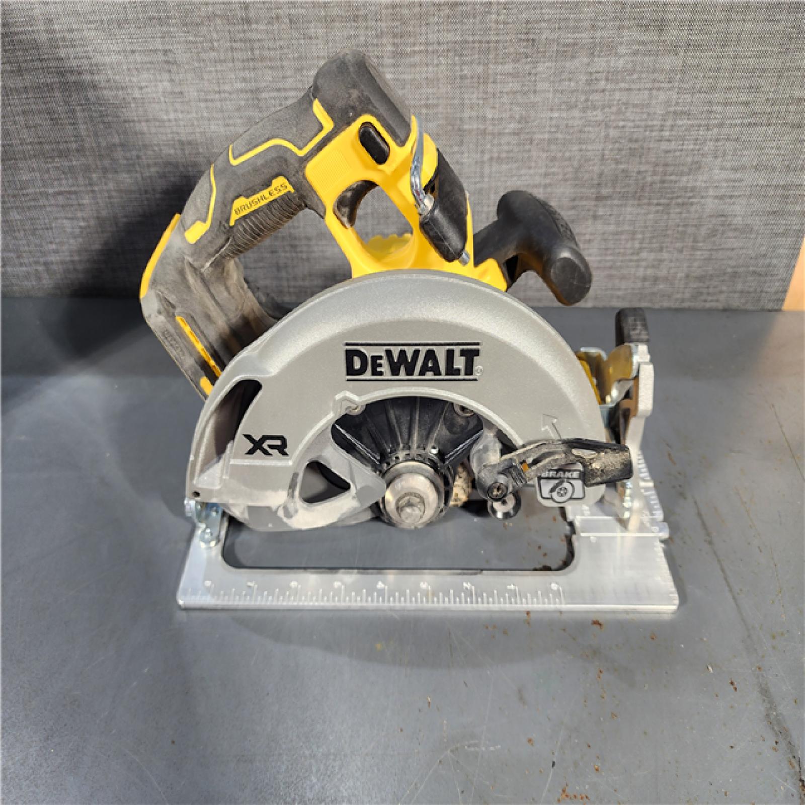 HOUSTON LOCATION - AS-IS DEWALT 20-Volt MAX 7-1/4 in. Cordless Circular Saw (Tool Only)