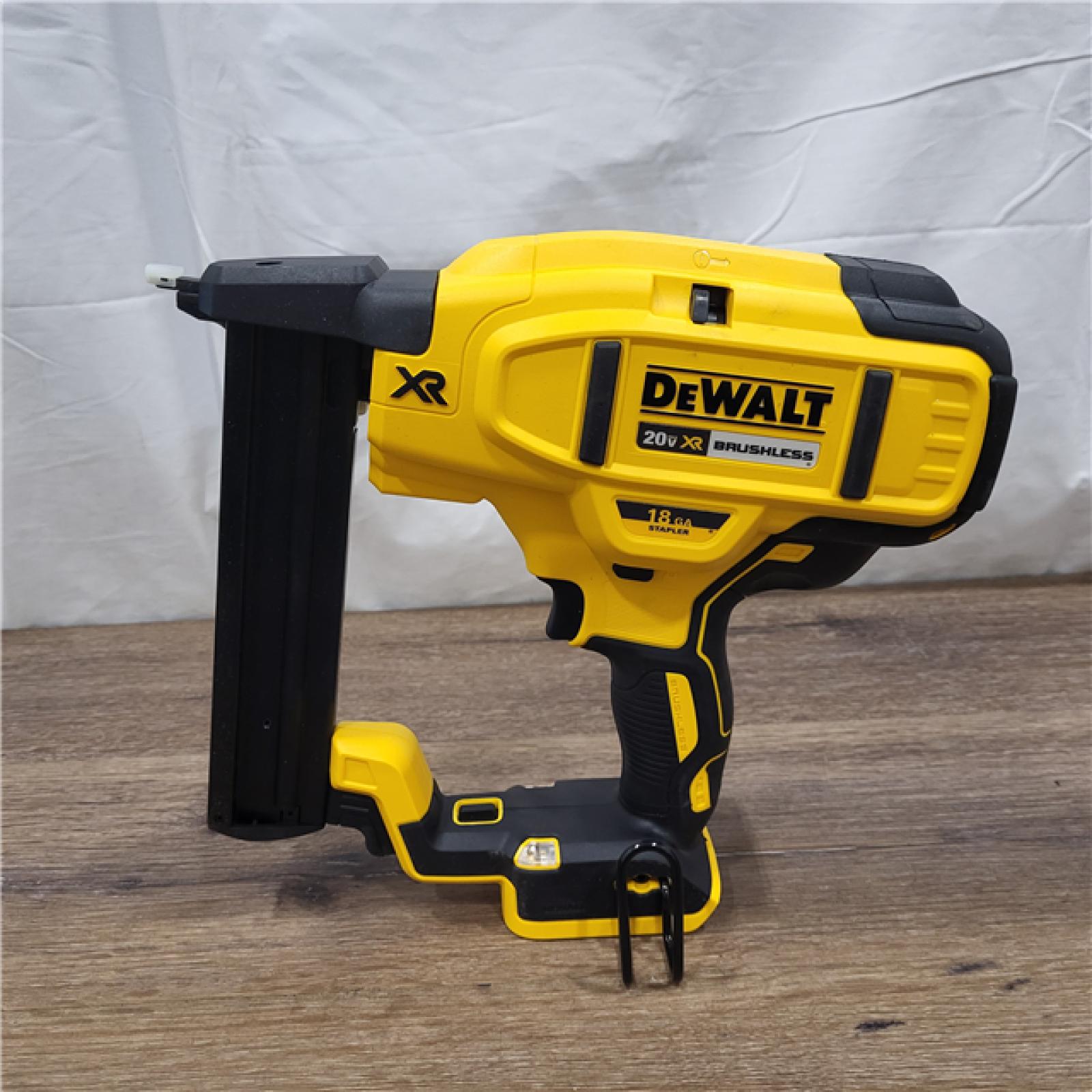 AS-IS  DEWALT DCN681D1 20V 18Ga Stapler Kit