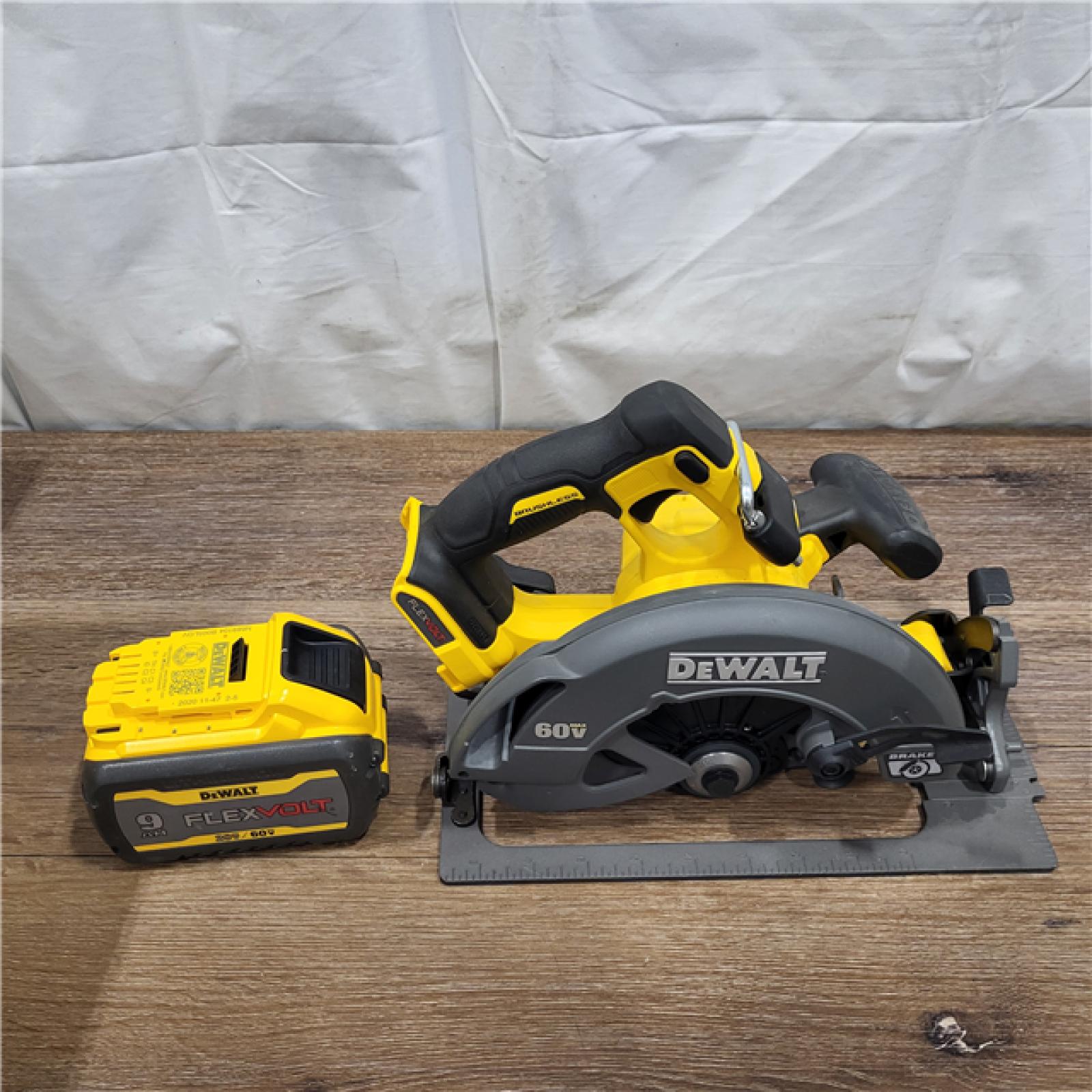 AS-IS DEWALT FLEXVOLT 60V MAX Brushless 7-1/4 Cordless Circular Saw with Brake Kit