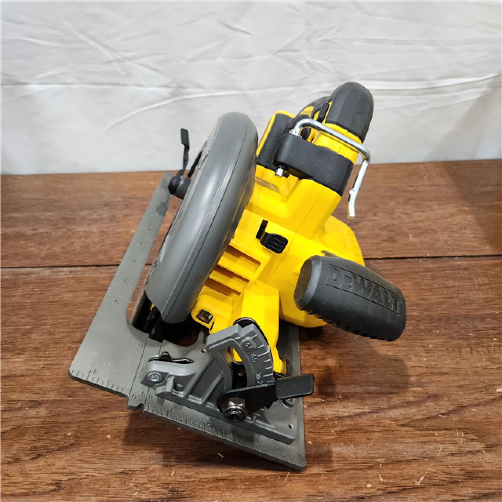 AS-IS DeWALT Flexvolt Max 7-1/4  60V Brushless Circular Saw DCS578B