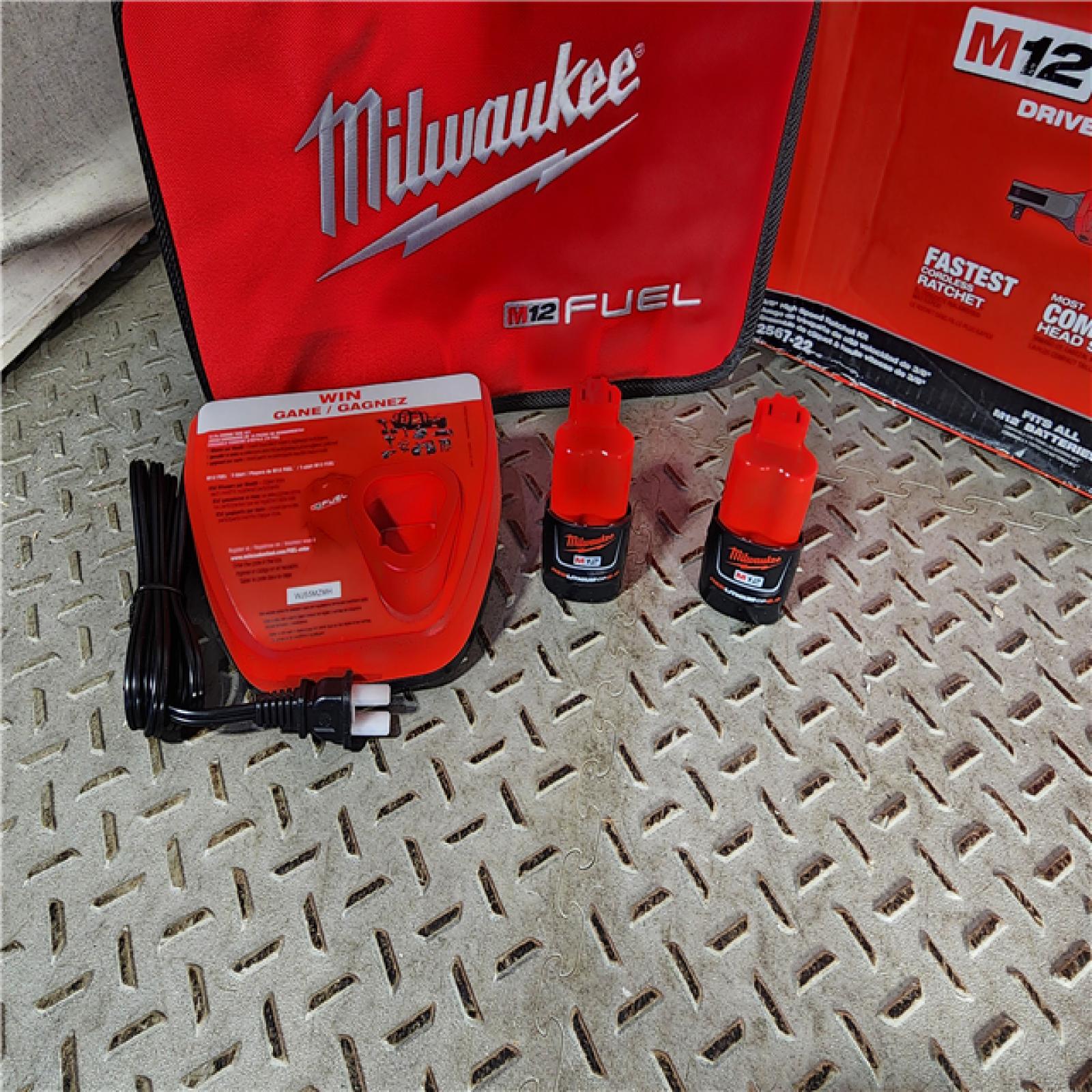 HOUSTON LOCATION - AS-IS (APPEARS LIKE NEW) Milwaukee M12 FUEL 3/8 High Speed Cordless Ratchet Kit