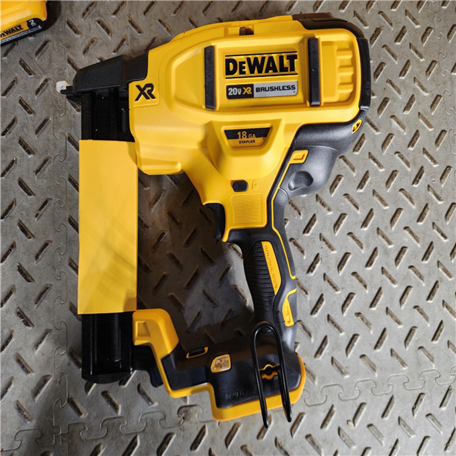 HOUSTON LOCATION - AS-IS (APPEARS LIKE NEW) DEWALT DCN681D1 20V 18Ga Stapler Kit