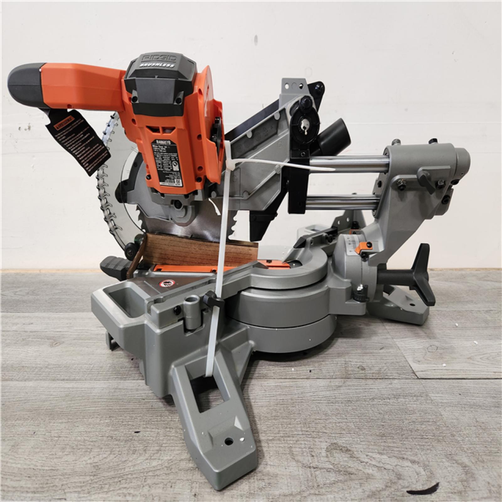 Phoenix Location RIDGID 18V Brushless Cordless 7-1/4 in. Dual Bevel Sliding Miter Saw (Tool Only)