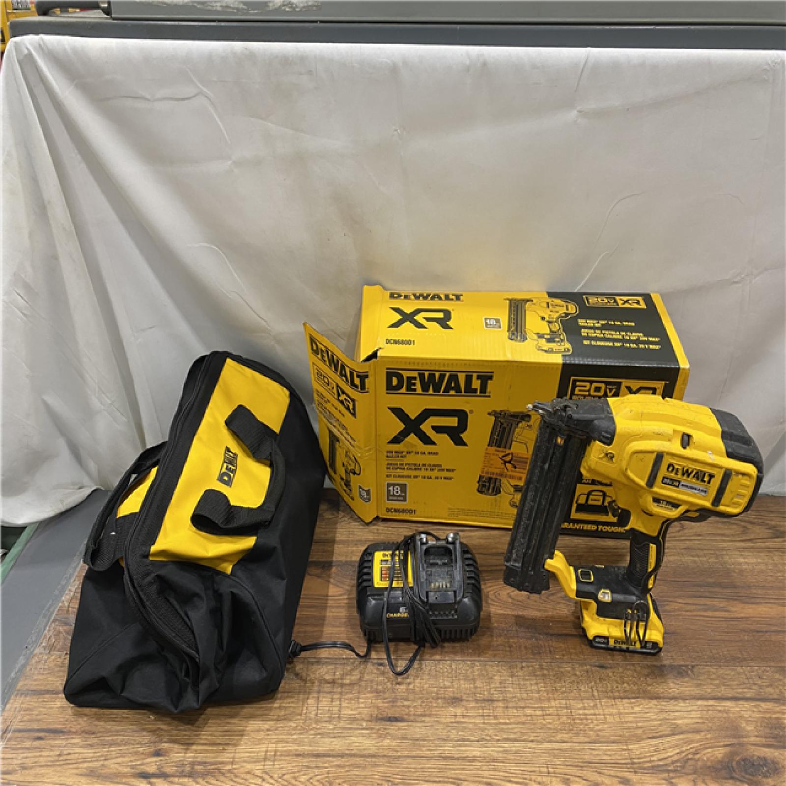 AS IS DeWalt DCN680D1 20V MAX Series Cordless Li-Ion 18Ga Angled Finish Nailer Kit New