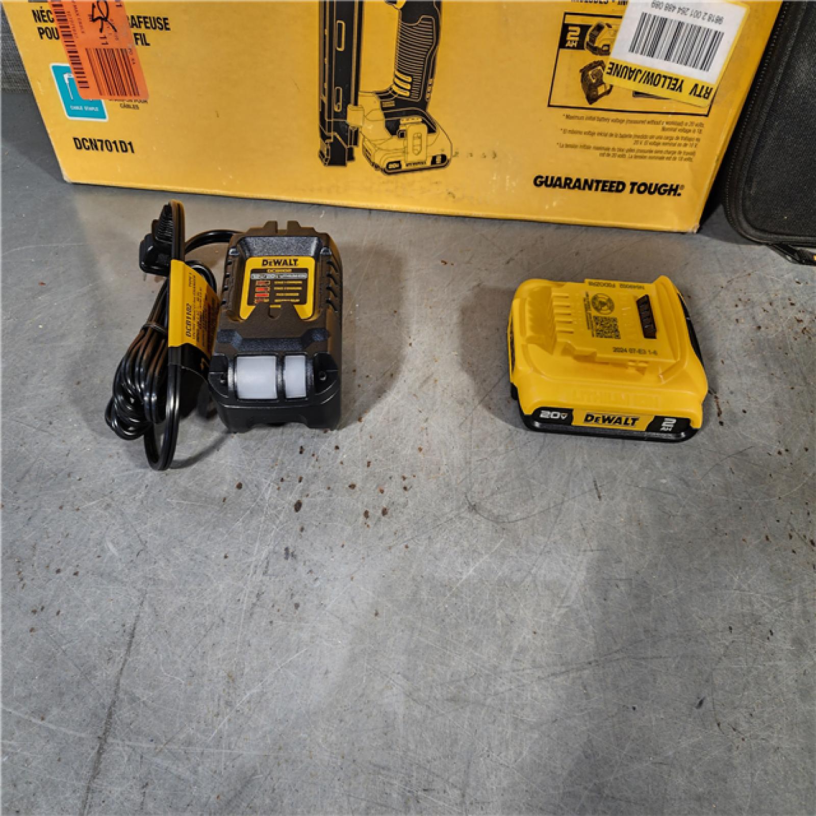 HOUSTON LOCATION - AS-IS (APPEARS LIKE NEW) Dewalt 20-Volt MAX Cordless Cable Stapler Kit