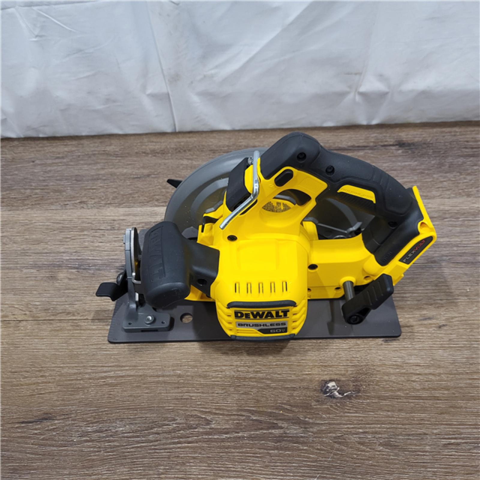 NEW! DEWALT FLEXVOLT 60V MAX Brushless 7-1/4 Cordless Circular Saw with Brake Kit