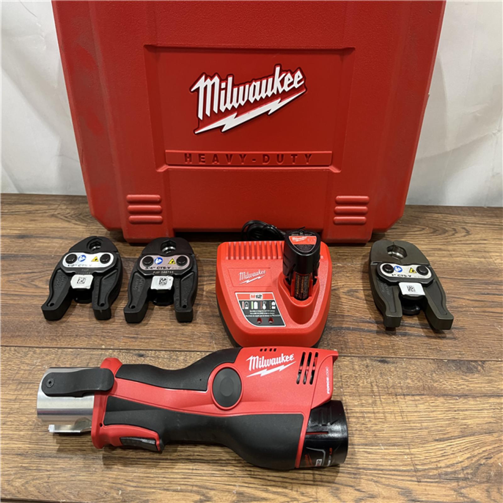 AS IS Milwaukee M12 Force Logic Press Tool 1/2 in. to 1 in. Kit