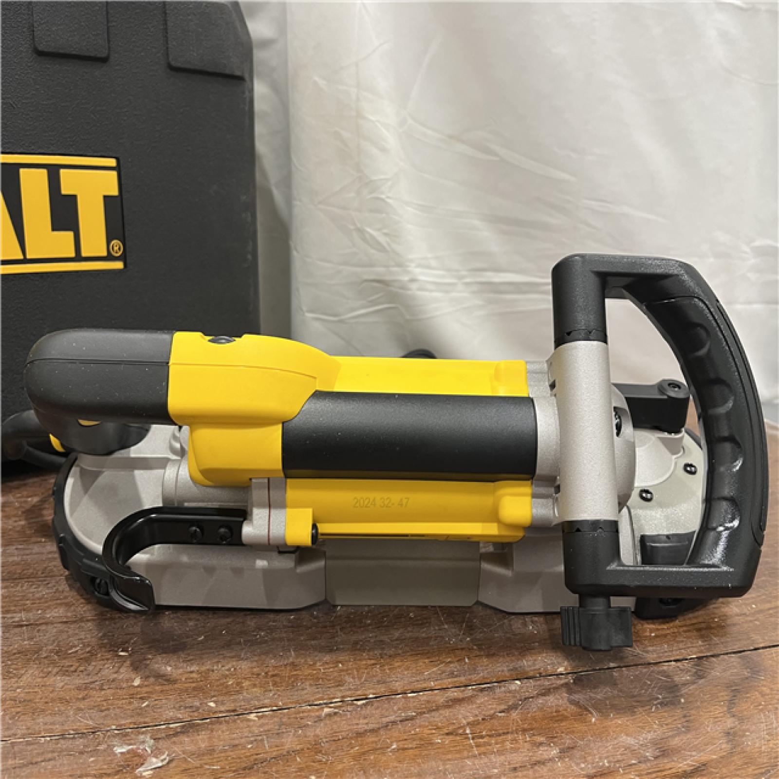 AS-ISDeWalt 10 Amp Deep Cut Band Saw Kit