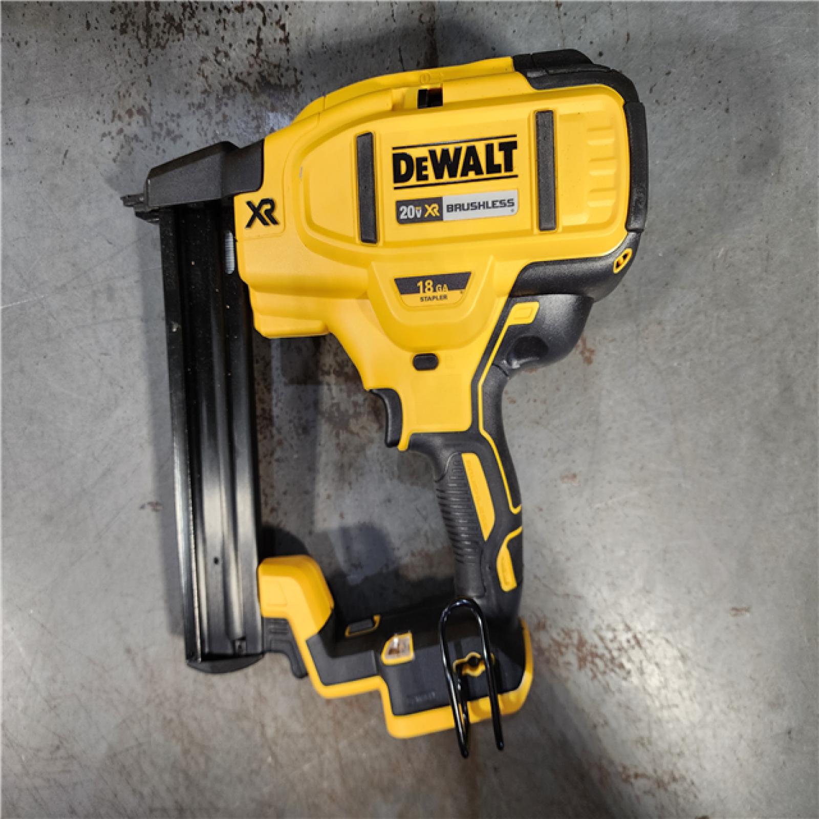 HOUSTON LOCATION - AS-IS DEWALT DCN681D1 20V 18Ga Stapler Kit