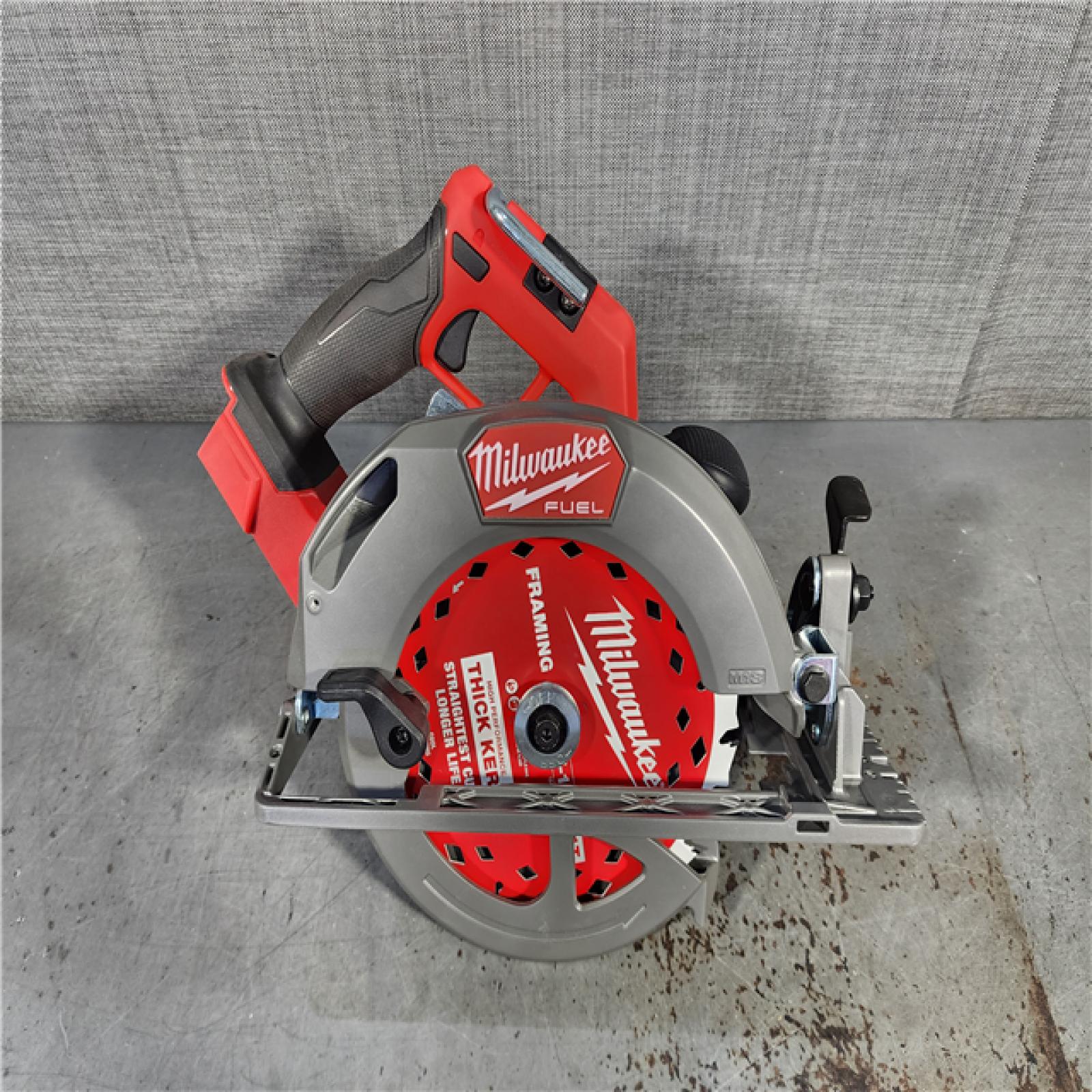 HOUSTON LOCATION - AS-IS Milwaukee M18 FUEL 18V Lithium-Ion Brushless Cordless 7-1/4 in. Circular Saw (Tool-Only)