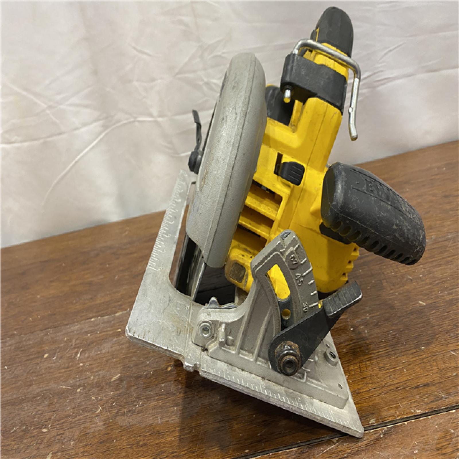 AS-ISDEWALT 20-Volt MAX 7-1/4 in. Cordless Circular Saw (Tool Only)