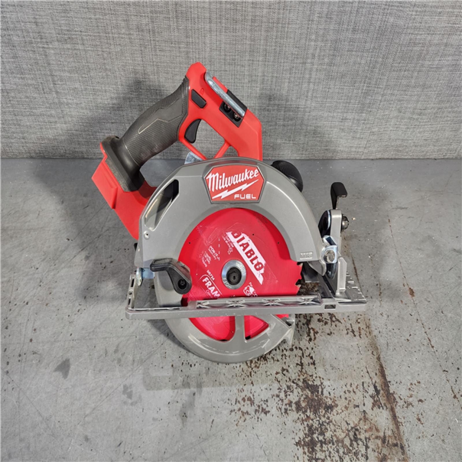 HOUSTON LOCATION - AS-IS Milwaukee M18 FUEL 18V Lithium-Ion Brushless Cordless 7-1/4 in. Circular Saw (Tool-Only)