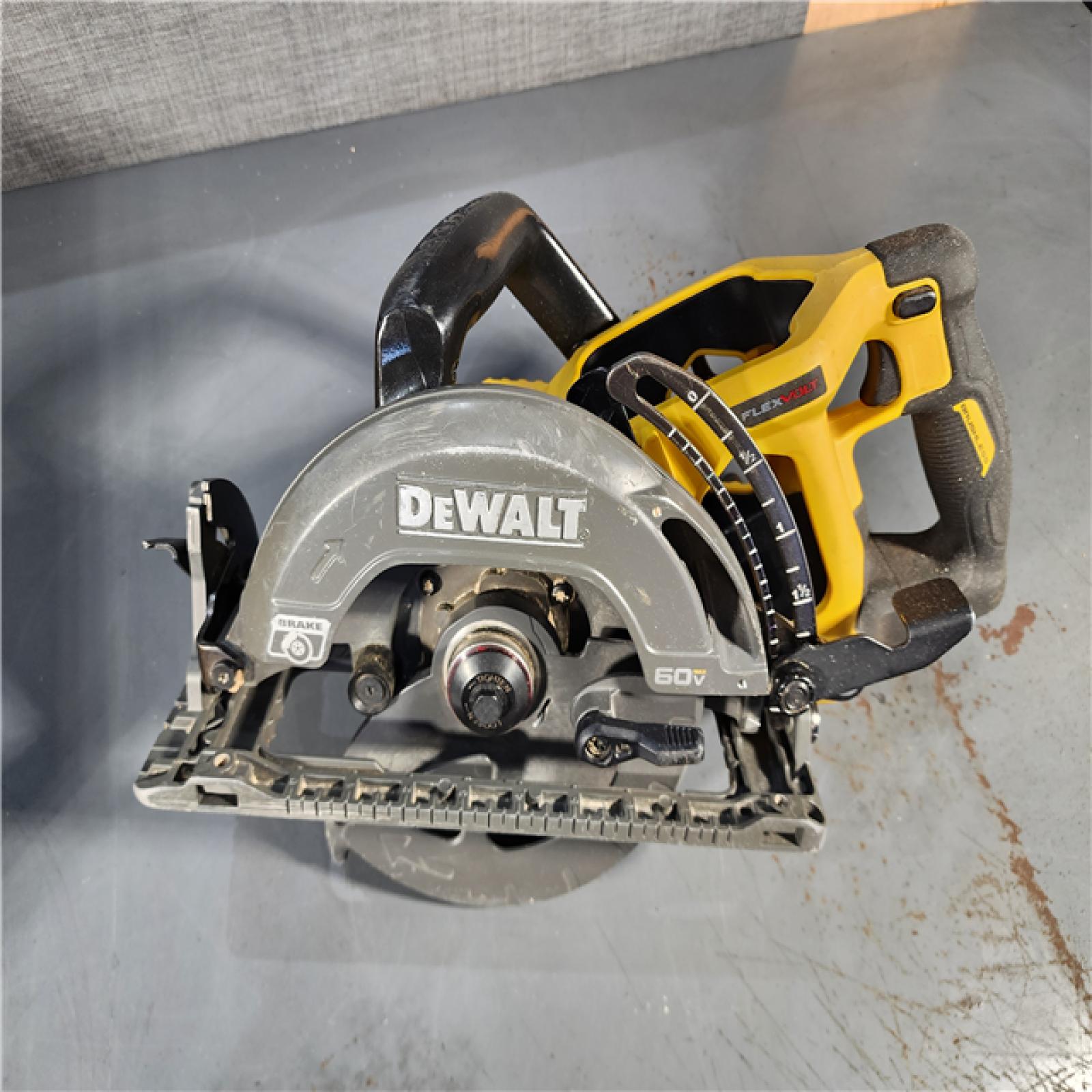 HOUSTON LOCATION - AS-IS DEWALT FLEXVOLT 60V MAX Cordless Brushless 7-1/4 in. Wormdrive Style Circular Saw (Tool Only)