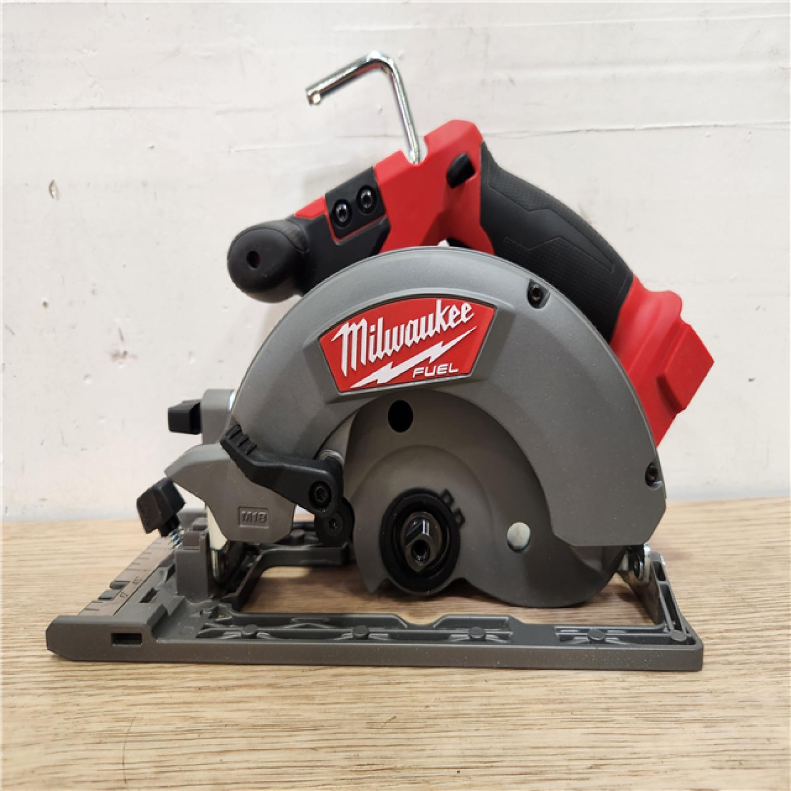 Phoenix Location Milwaukee M18 FUEL 18V Lithium-Ion Brushless Cordless 6-1/2 in. Circular Saw (Tool-Only)