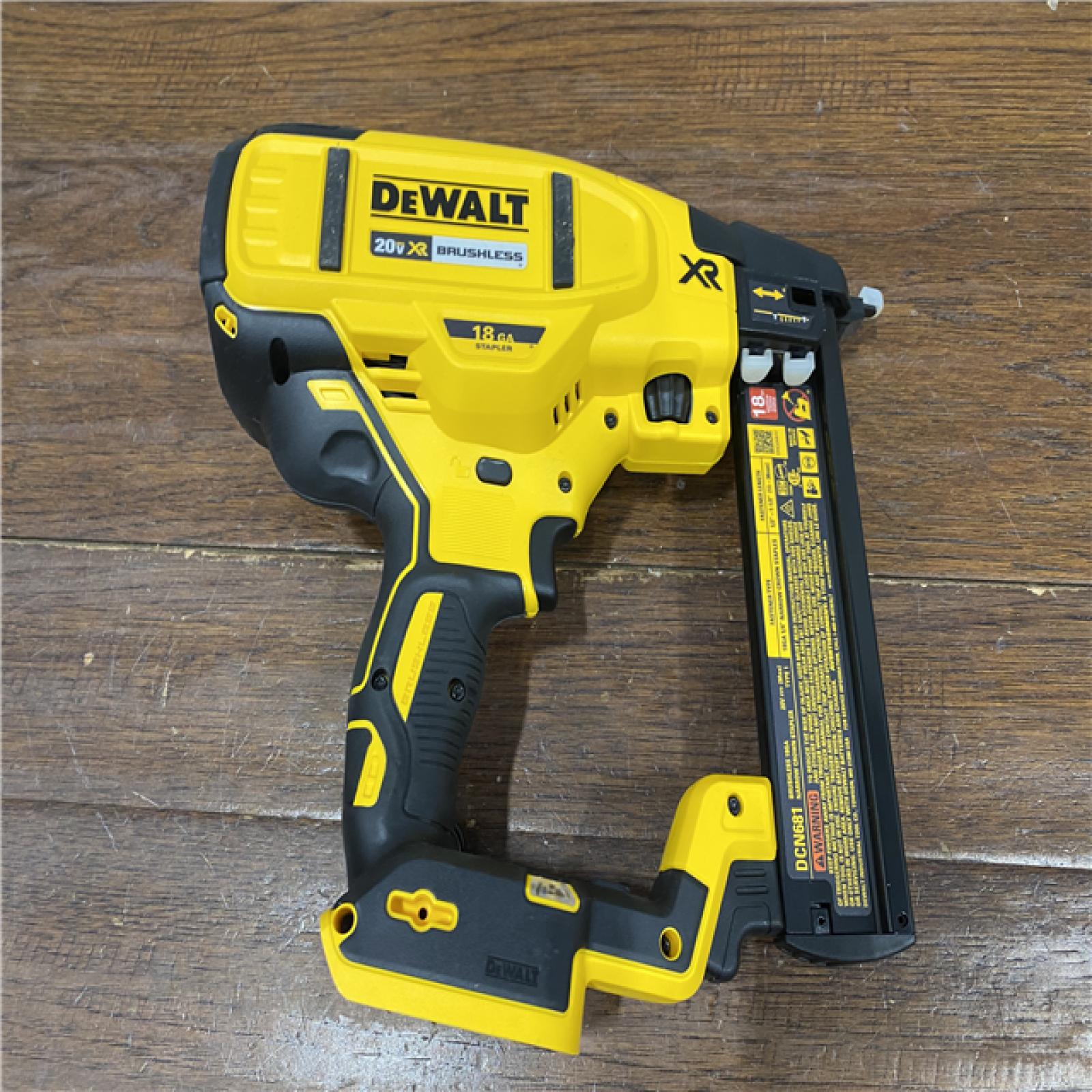 AS-ISDEWALT 20V-MAX XR 18GA BRAD NAILER KIT