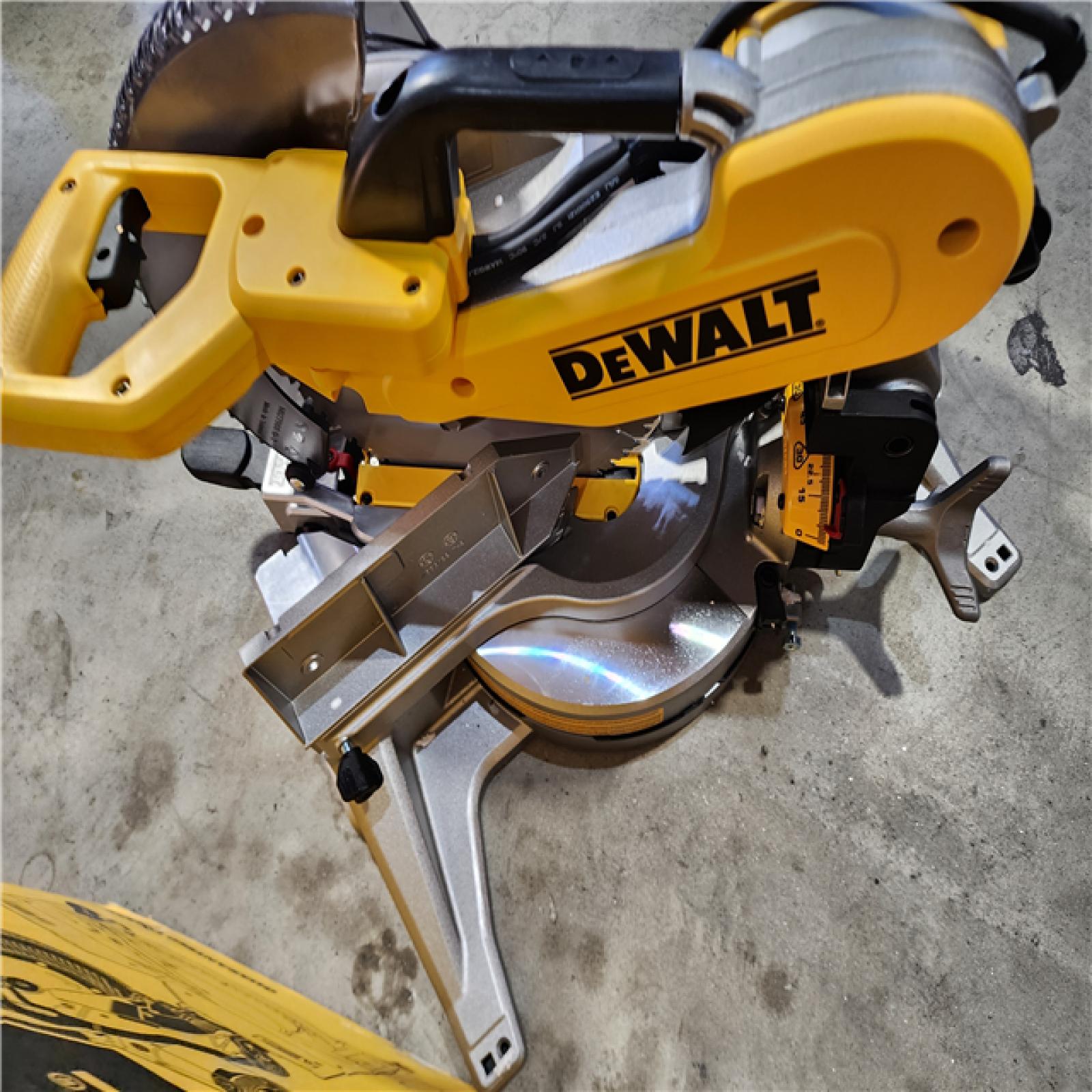 HOUSTON LOCATION - AS-IS (APPEARS LIKE NEW) DeWalt 15 Amp Corded 12 in. Compound Double Bevel Miter Saw