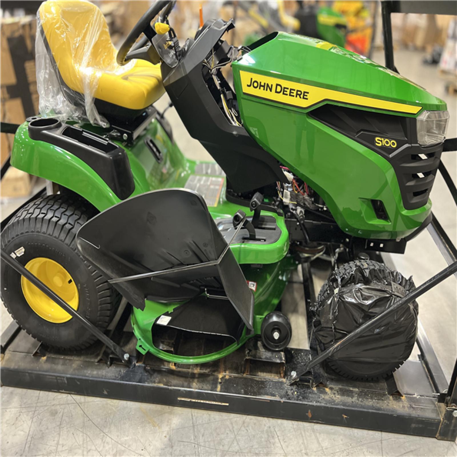 DALLAS LOCATION - John Deere S100 42 in. 17.5 HP Gas Hydrostatic Riding Lawn Mower