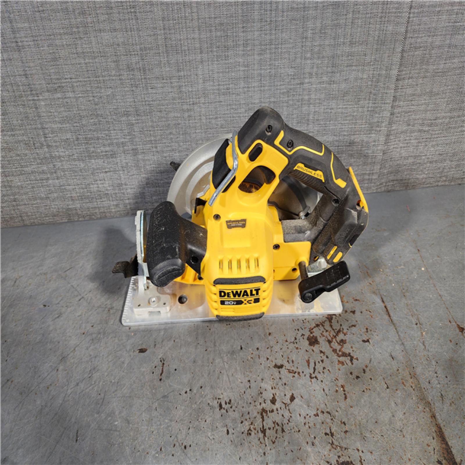 HOUSTON LOCATION - AS-IS DEWALT 20-Volt MAX 7-1/4 in. Cordless Circular Saw (Tool Only)