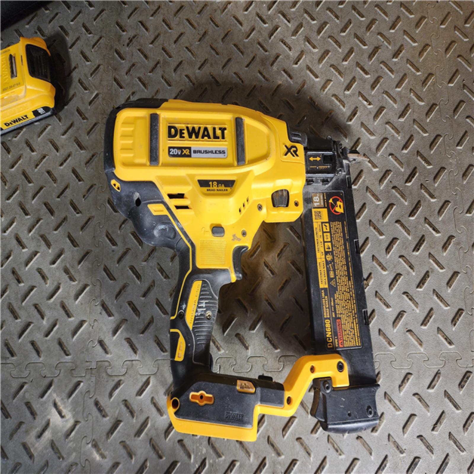 HOUSTON LOCATION - AS-IS DEWALT 20V MAX XR 18 Gauge Brad Nailer Kit