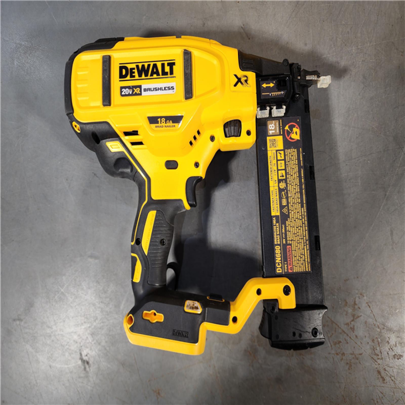 HOUSTON LOCATION - AS-IS DEWALT 20V MAX XR 18 Gauge Brad Nailer Kit