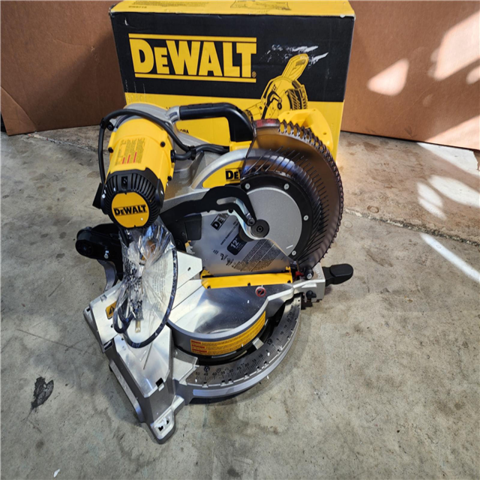 HOUSTON LOCATION - AS-IS (APPEARS LIKE NEW) DeWalt 15 Amp Corded 12 in. Compound Double Bevel Miter Saw