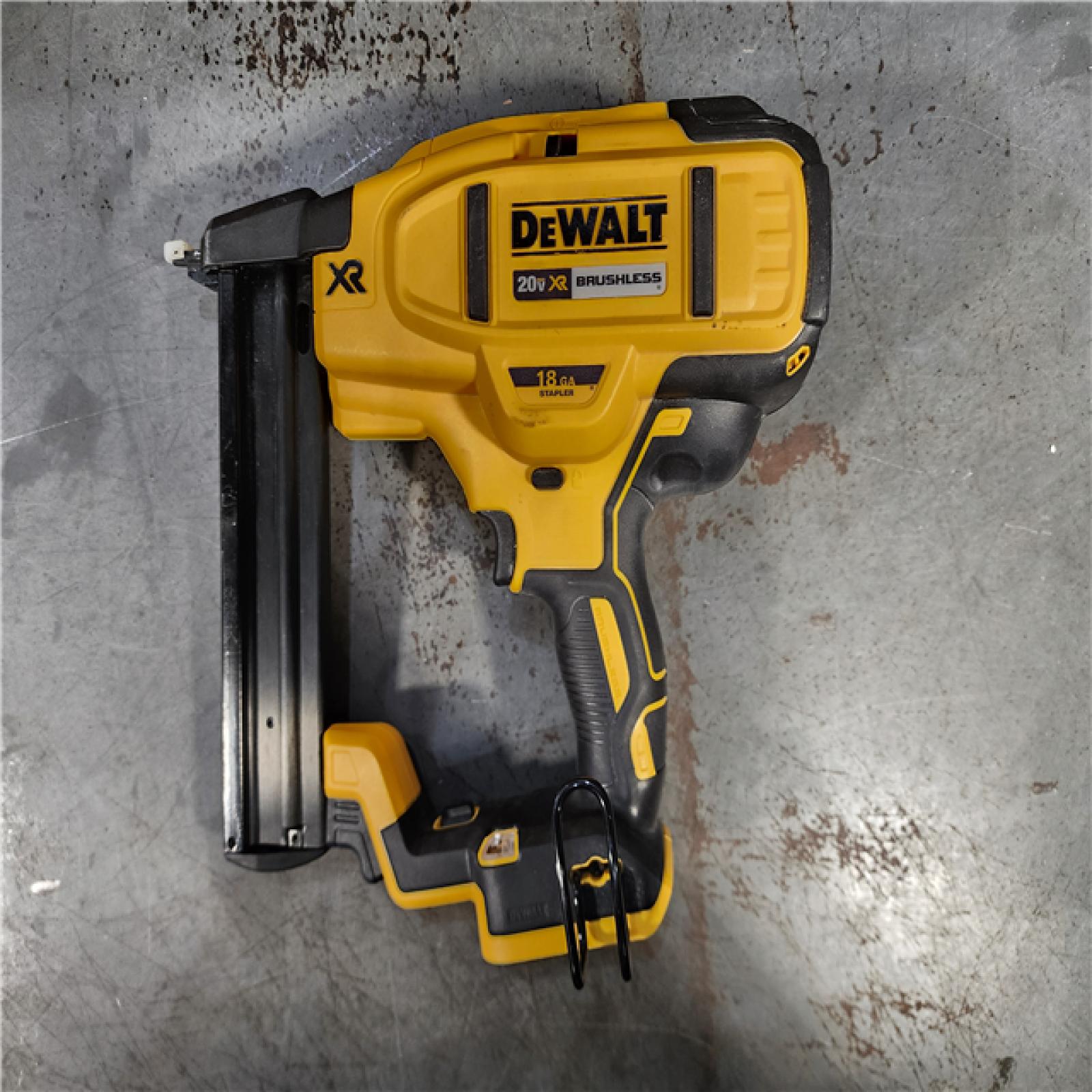 HOUSTON LOCATION - AS-IS DEWALT DCN681D1 20V 18Ga Stapler Kit