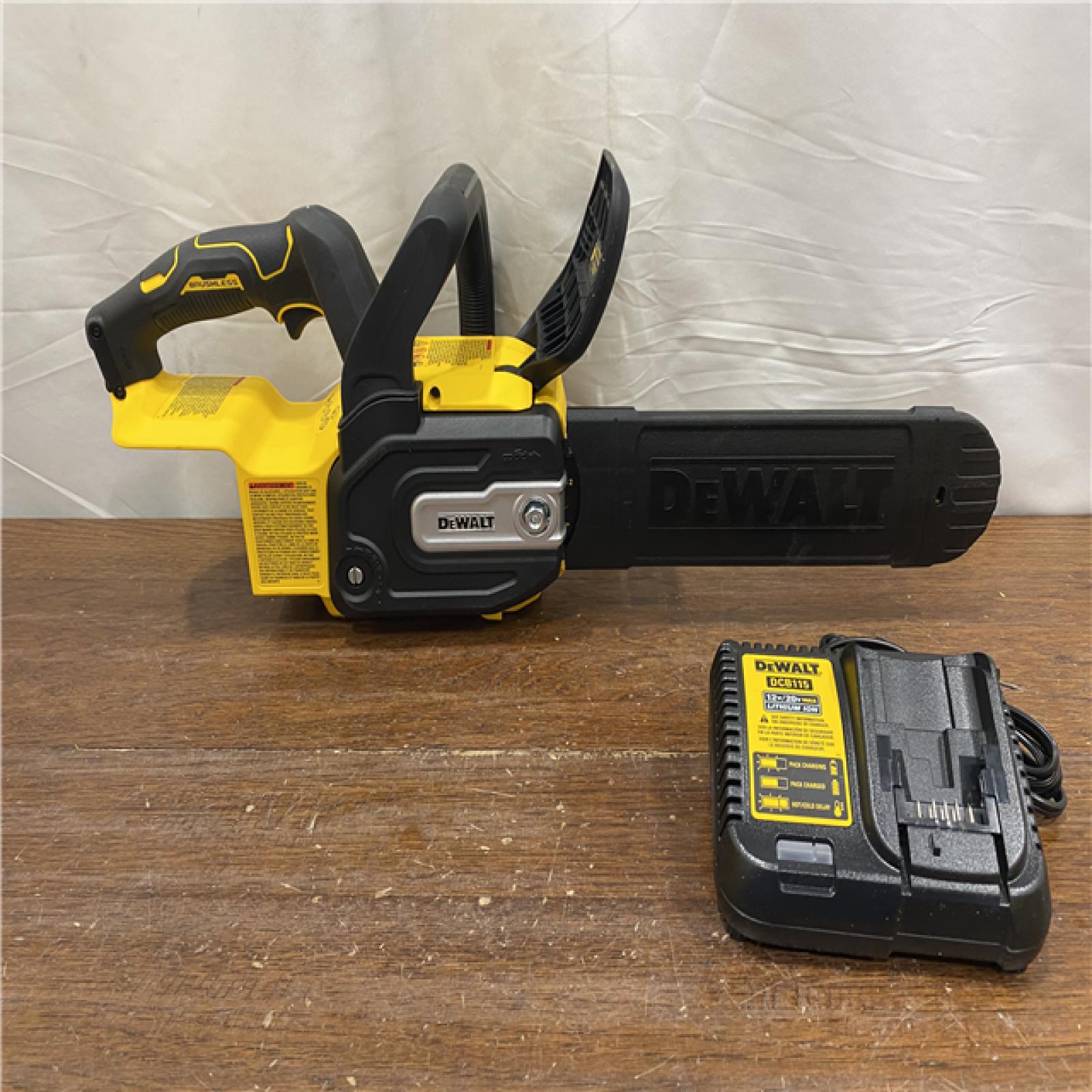 AS-ISDeWalt 20V MAX Compact 12 Brushless Cordless Chainsaw Kit DCCS621P1