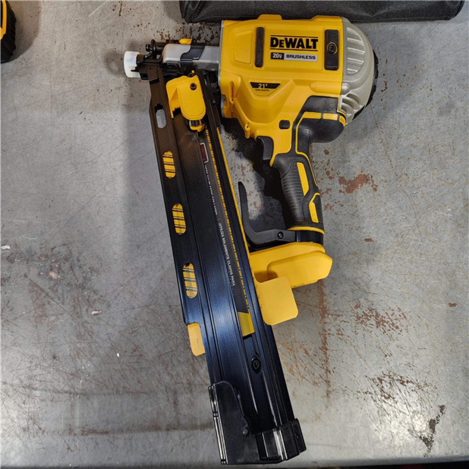 HOUSTON LOCATION - AS-IS (APPEARS LIKE NEW) DeWalt 20V MAX Collated Cordless Framing Nailer Tool Kit with Rafter Hook