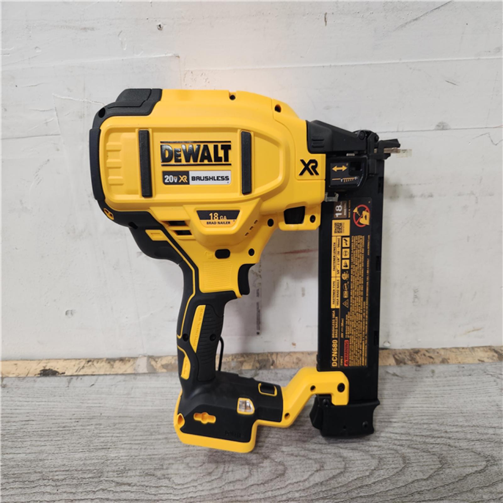 Phoenix Location DEWALT 20V MAX XR Lithium-Ion 18-Gauge Electric Cordless Brad Nailer Kit