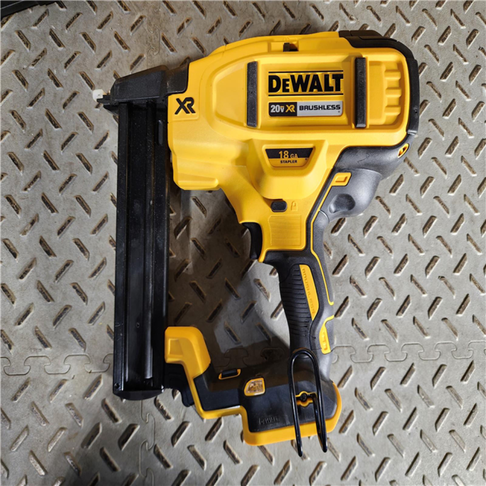 HOUSTON LOCATION - AS-IS DEWALT DCN681D1 20V 18Ga Stapler Kit