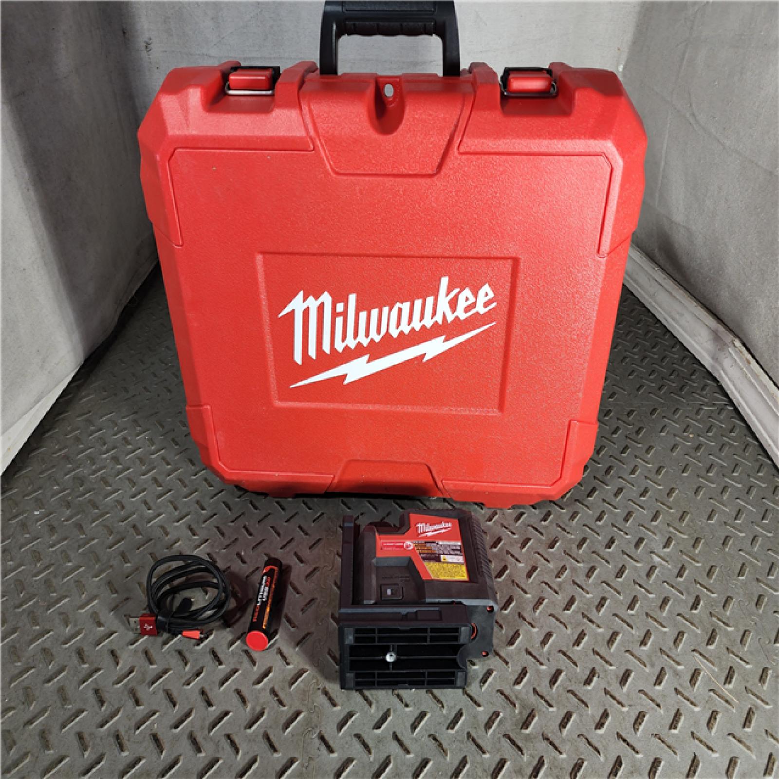 HOUSTON LOCATION - AS-IS Milwaukee Green 100 ft. 3-Point Rechargeable Laser Level KIT