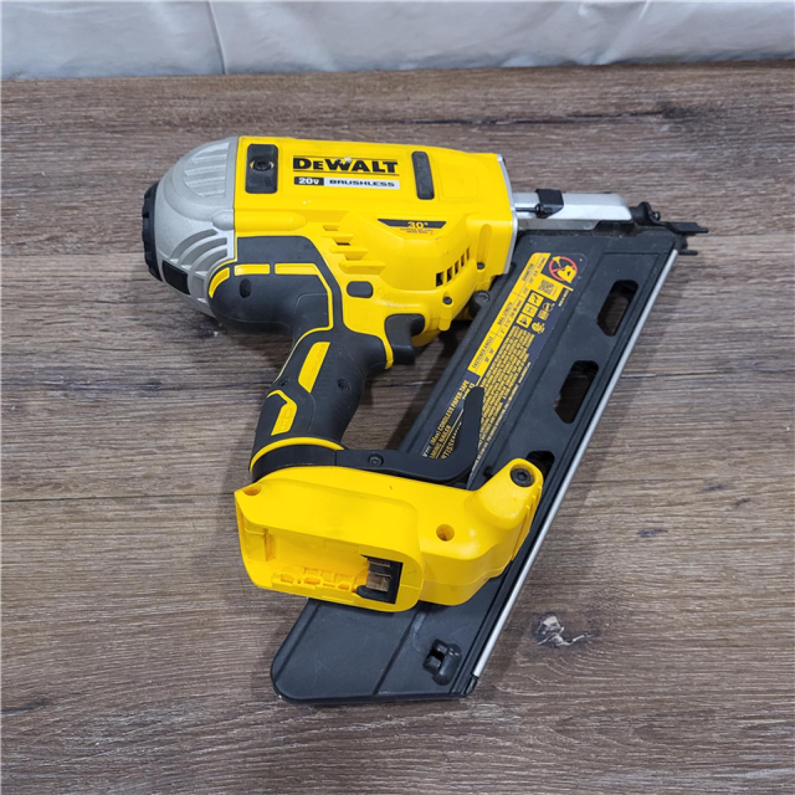 AS-IS DeWalt 20V MAX Brushless Cordless 2-Speed 30° Paper Collated Framing Nailer Kit