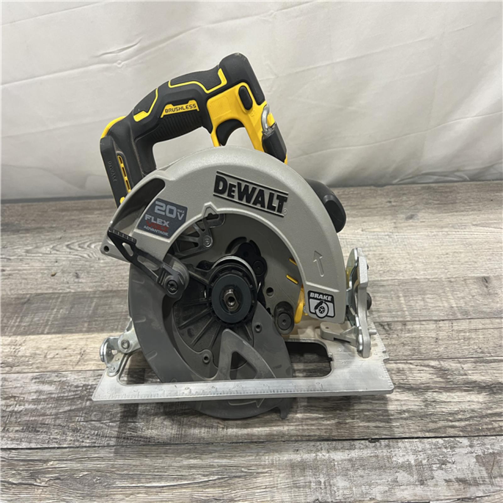 AS-IS 20V MAX Cordless Brushless 7-1/4 in. Sidewinder Style Circular Saw with FLEXVOLT ADVANTAGE (Tool Only)