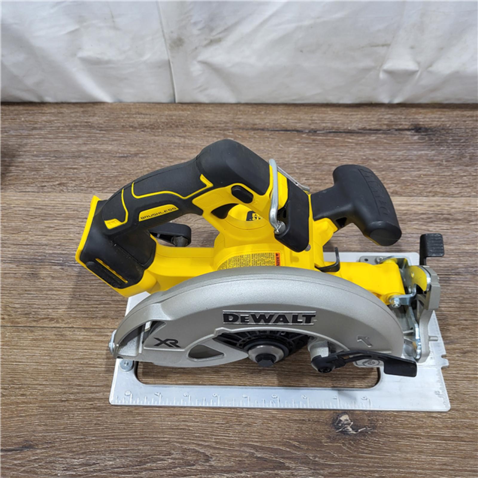 AS-IS DEWALT 20-Volt MAX 7-1/4 in. Cordless Circular Saw (Tool Only)