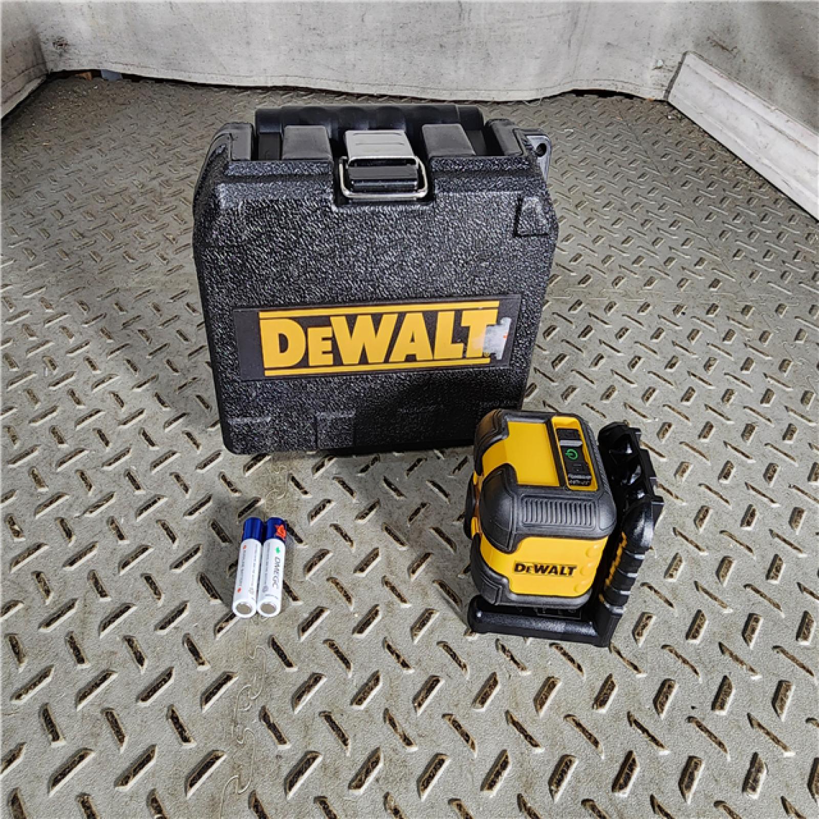 HOUSTON LOCATION - AS-IS (APPEARS LIKE NEW) DEWALT 55 ft. Green Self-Leveling Cross Line Laser Level with (2) AA Batteries & Case