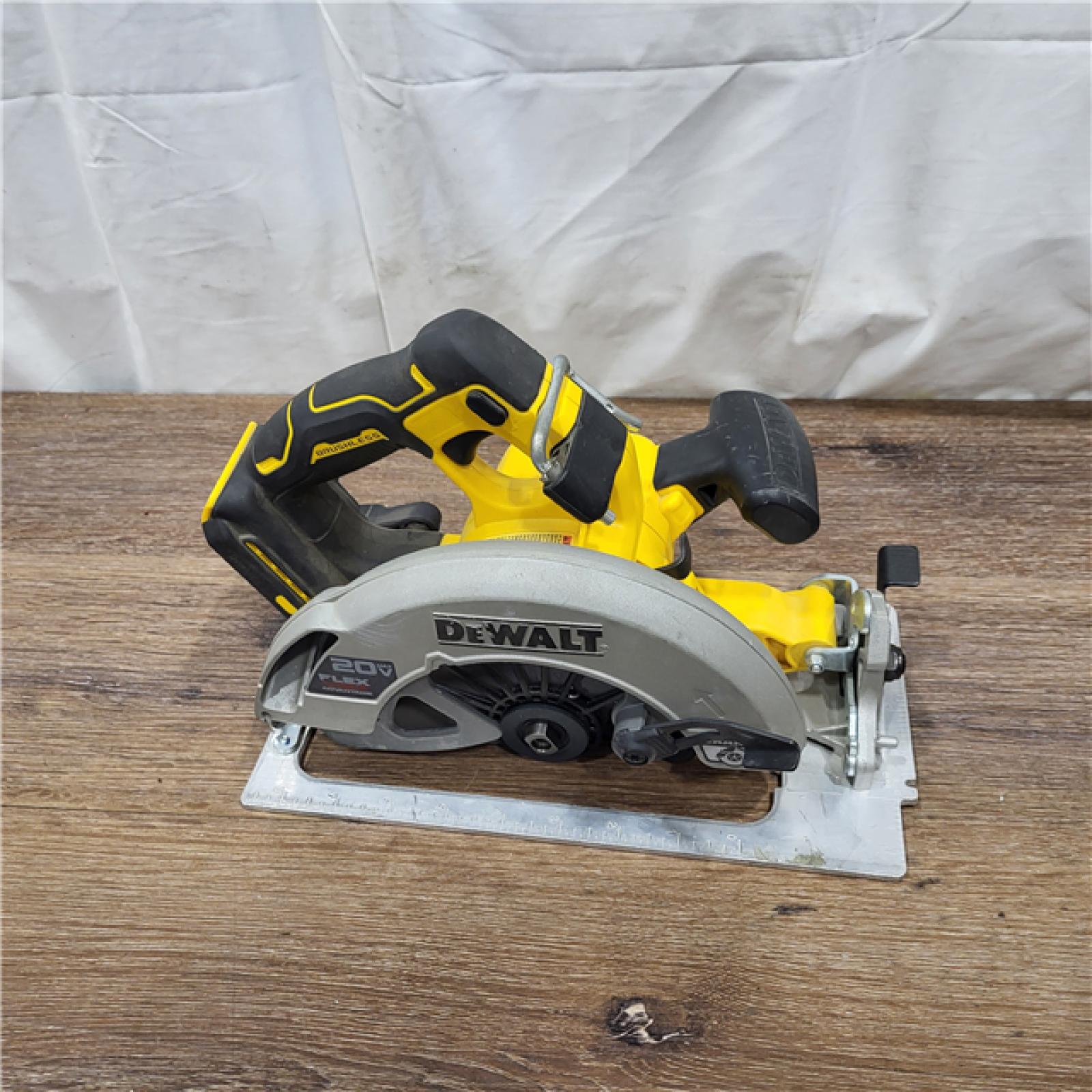 AS IS 20V MAX Cordless Brushless 7-1/4 in. Sidewinder Style Circular Saw with FLEXVOLT ADVANTAGE (Tool Only)