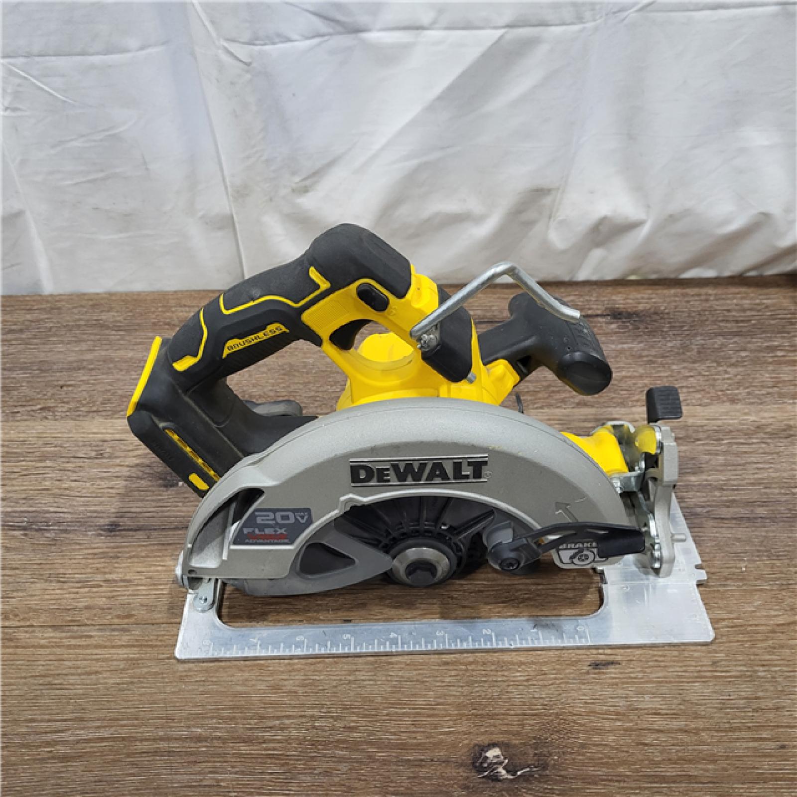 AS-IS 20V MAX Cordless Brushless 7-1/4 in. Sidewinder Style Circular Saw with FLEXVOLT ADVANTAGE (Tool Only)