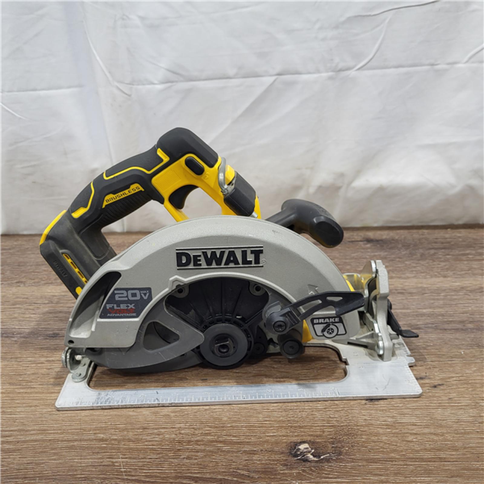 AS-IS 20V MAX Cordless Brushless 7-1/4 in. Sidewinder Style Circular Saw with FLEXVOLT ADVANTAGE (Tool Only)