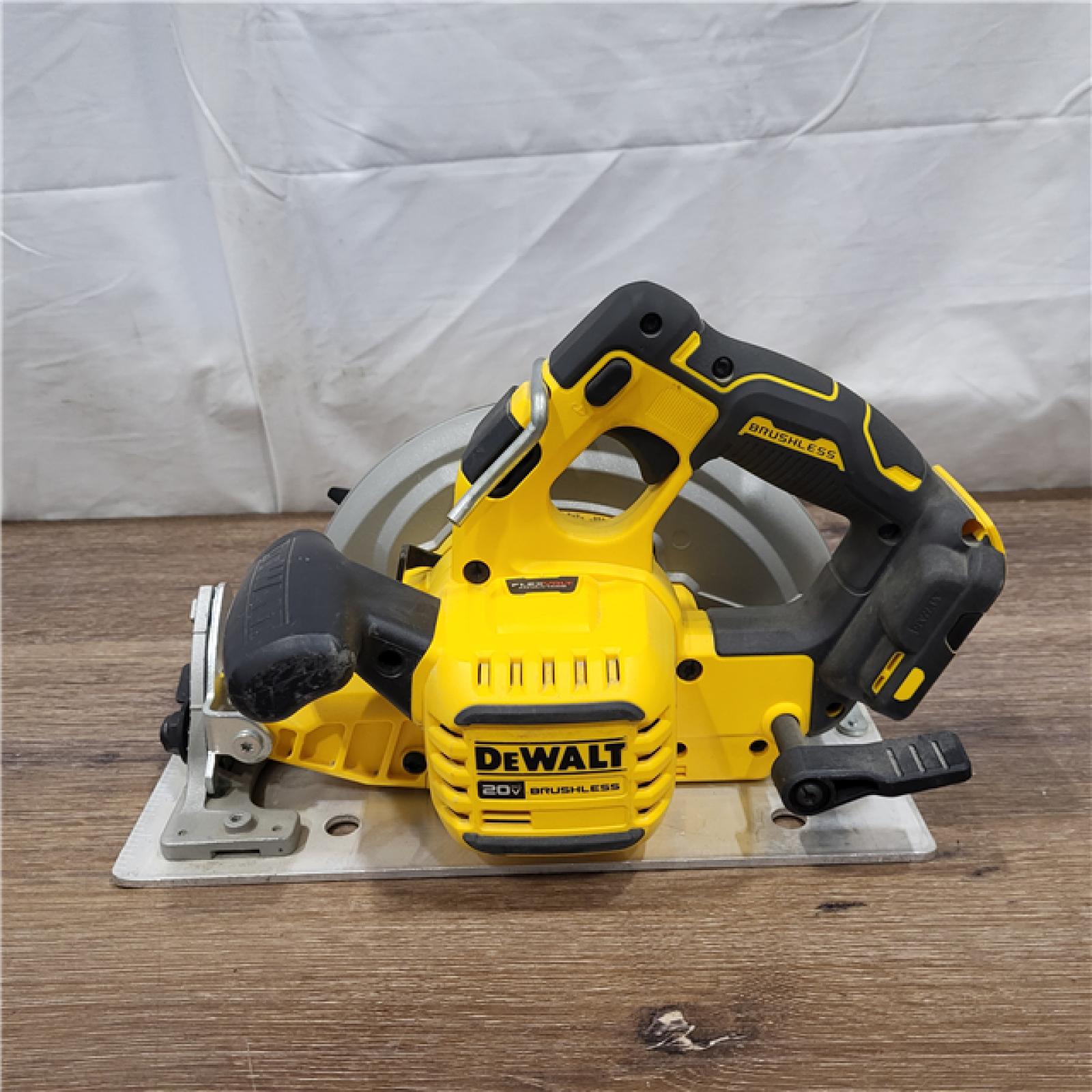 AS-IS 20V MAX Cordless Brushless 7-1/4 in. Sidewinder Style Circular Saw with FLEXVOLT ADVANTAGE (Tool Only)