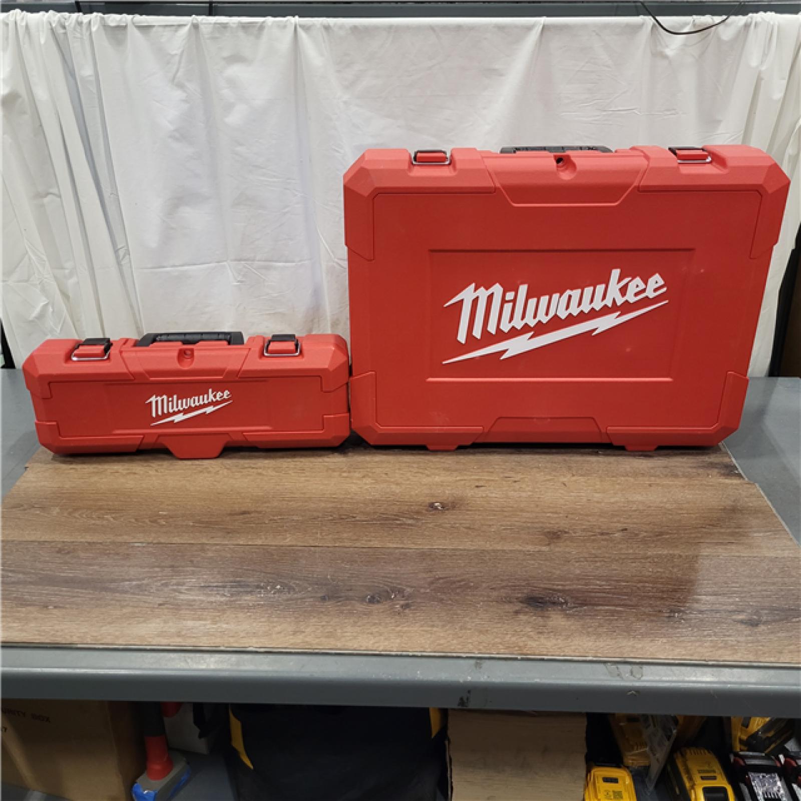 LIKE NEW! Milwaukee 2676-23 M18 Force logic 10-ton Knockout Tool 1/2 to 4 Kit APPEAR good Condition