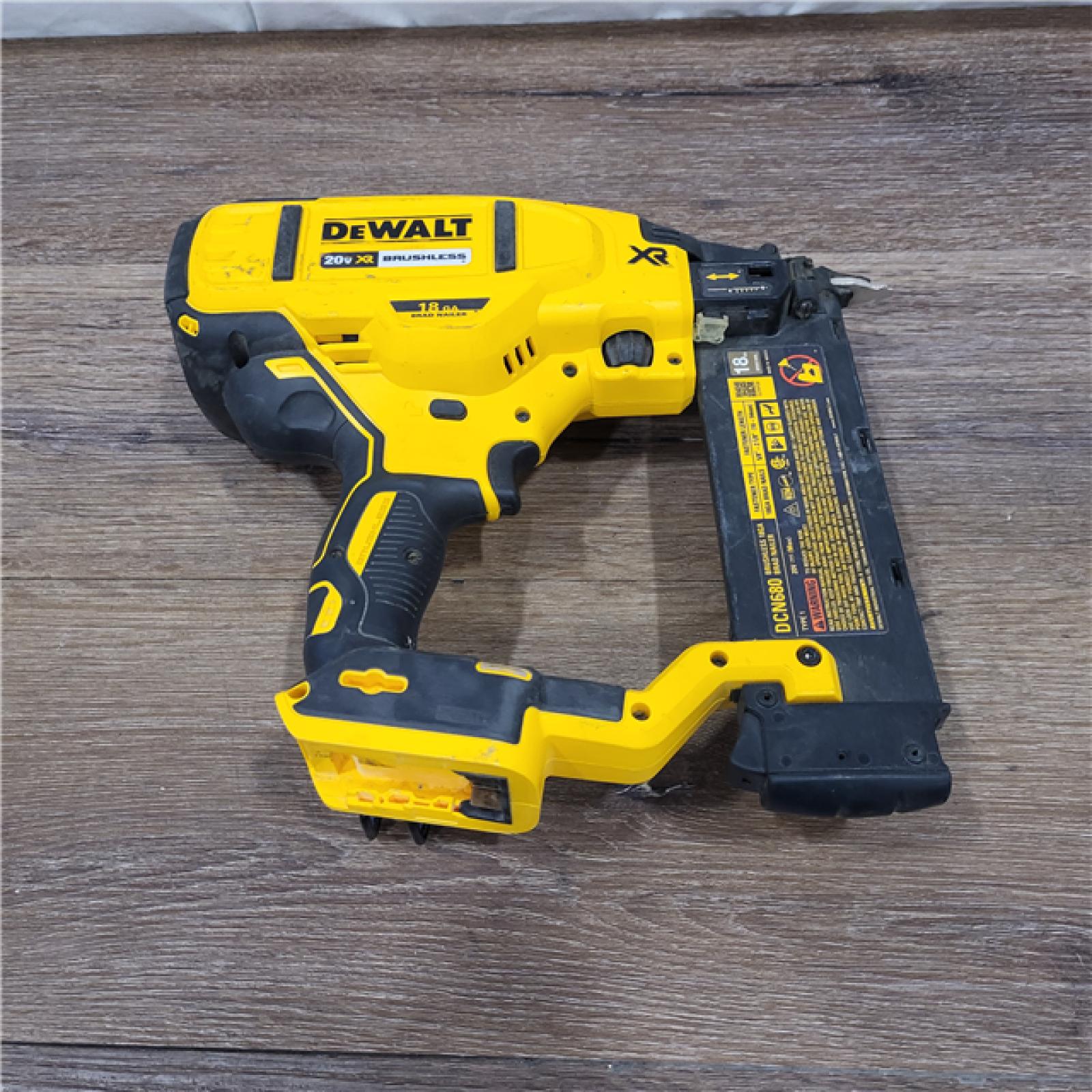 AS-IS DEWALT 20V MAX XR 18 Gauge Brad Nailer Kit