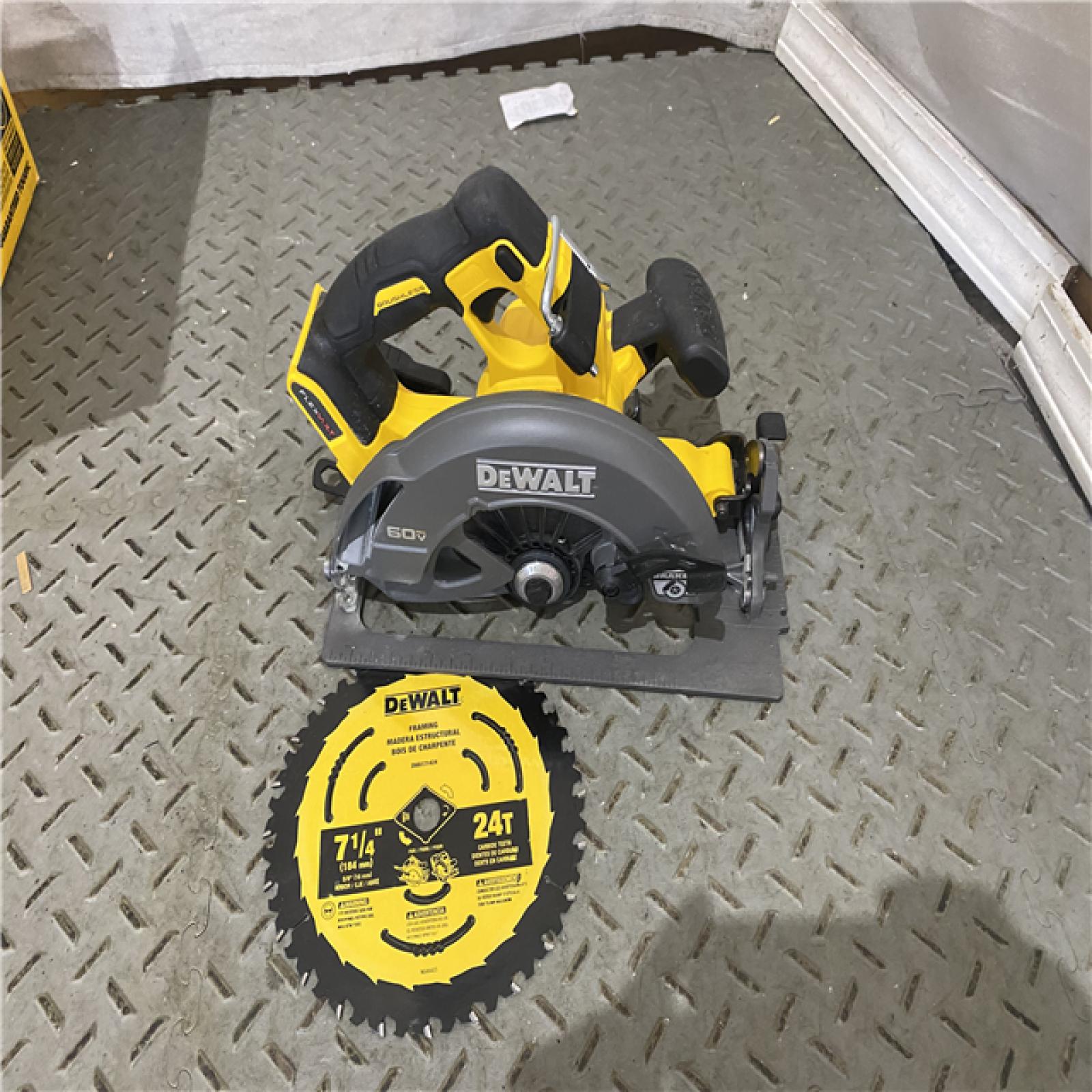 Houston location AS-IS DeWALT Flexvolt Max 7-1/4  60V Brushless Circular Saw DCS578B (Bare Tool)