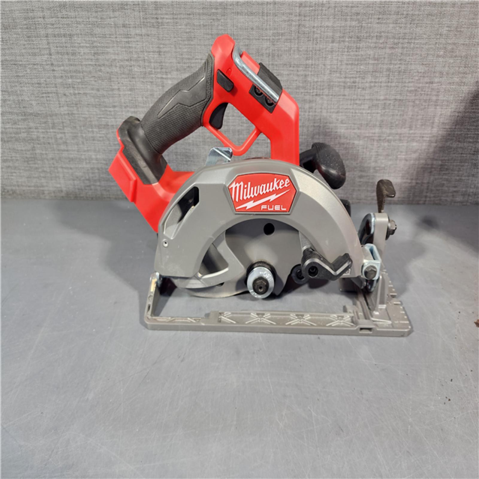 HOUSTON LOCATION - AS-IS Milwaukee M18 FUEL 18V Lithium-Ion Brushless Cordless 7-1/4 in. Circular Saw (Tool-Only)