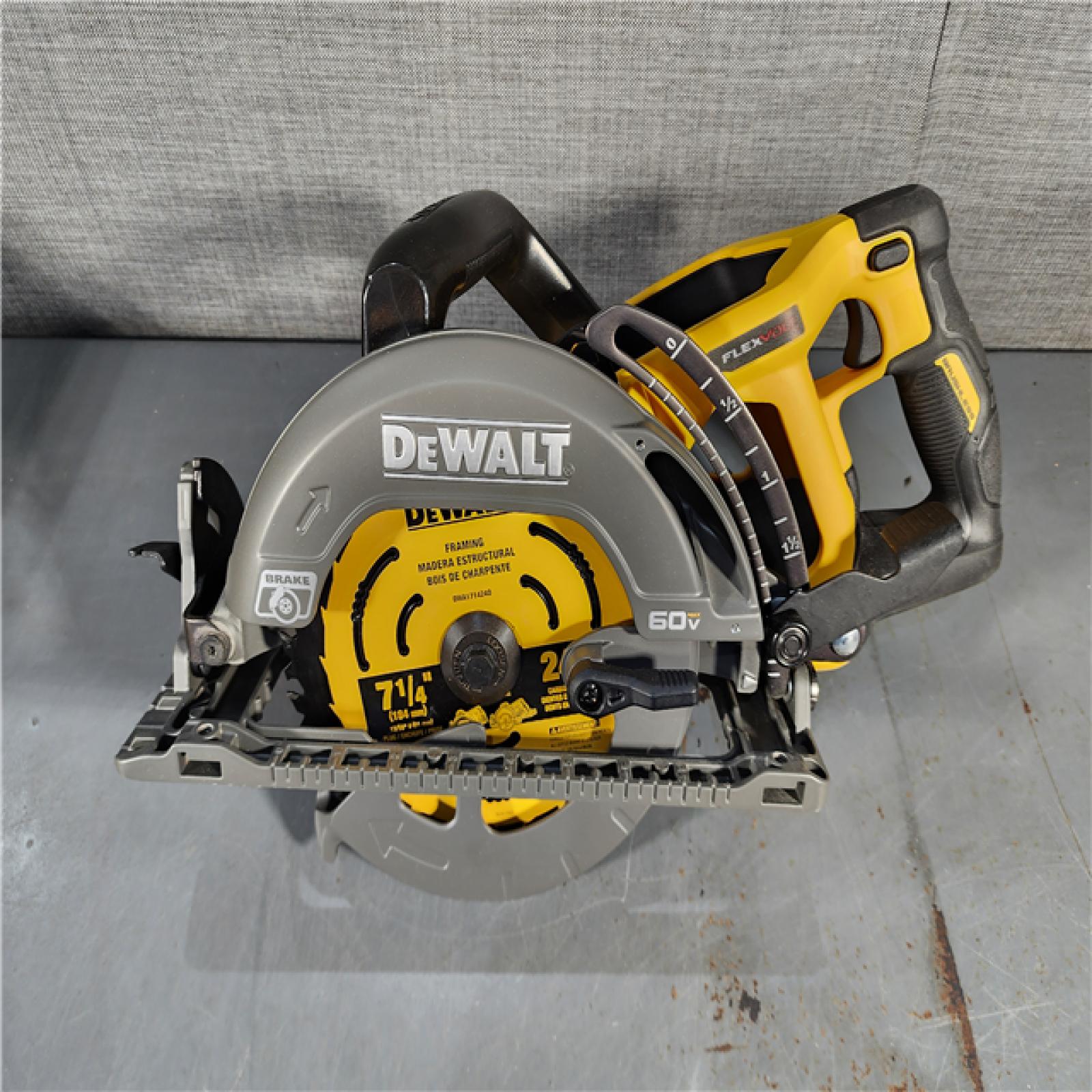 HOUSTON LOCATION - AS-IS DEWALT FLEXVOLT 60V MAX Cordless Brushless 7-1/4 in. Wormdrive Style Circular Saw (Tool Only)