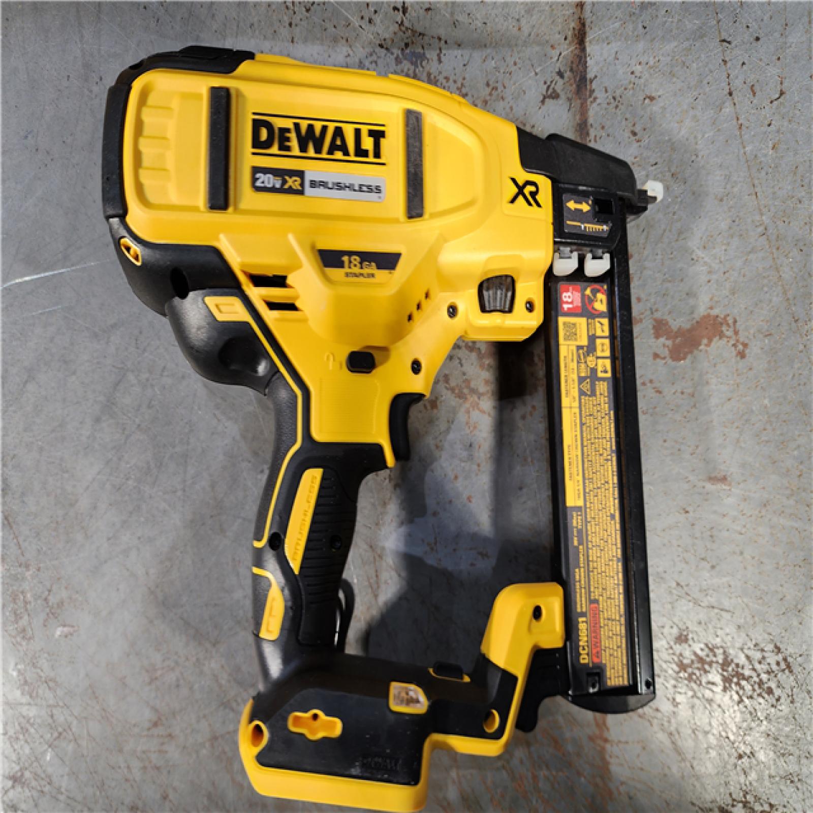 HOUSTON LOCATION - AS-IS DEWALT DCN681D1 20V 18Ga Stapler Kit