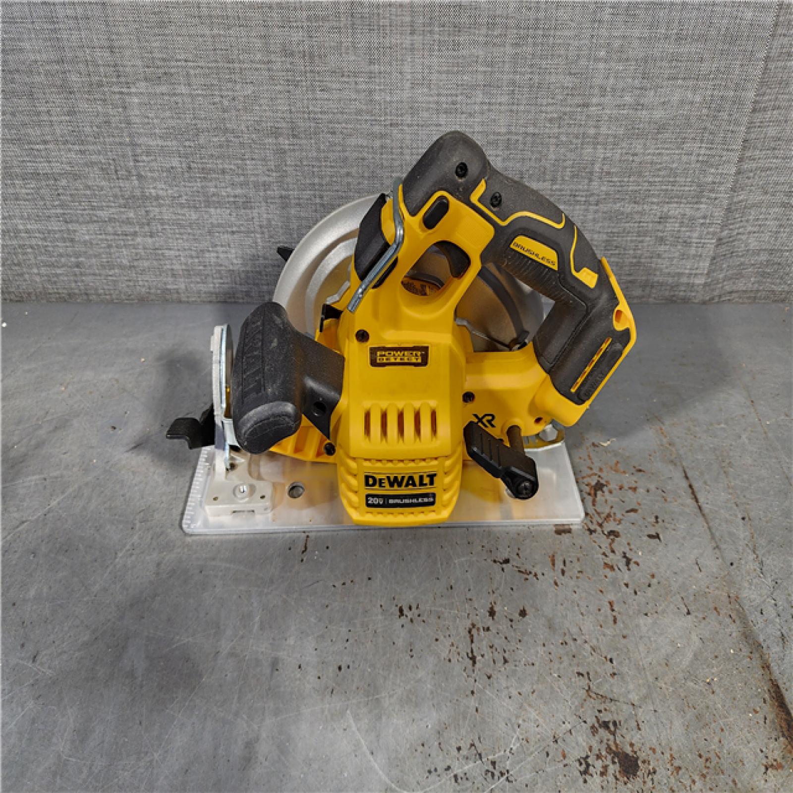 HOUSTON LOCATION - AS-IS DEWALT 20-Volt MAX 7-1/4 in. Cordless Circular Saw (Tool Only)