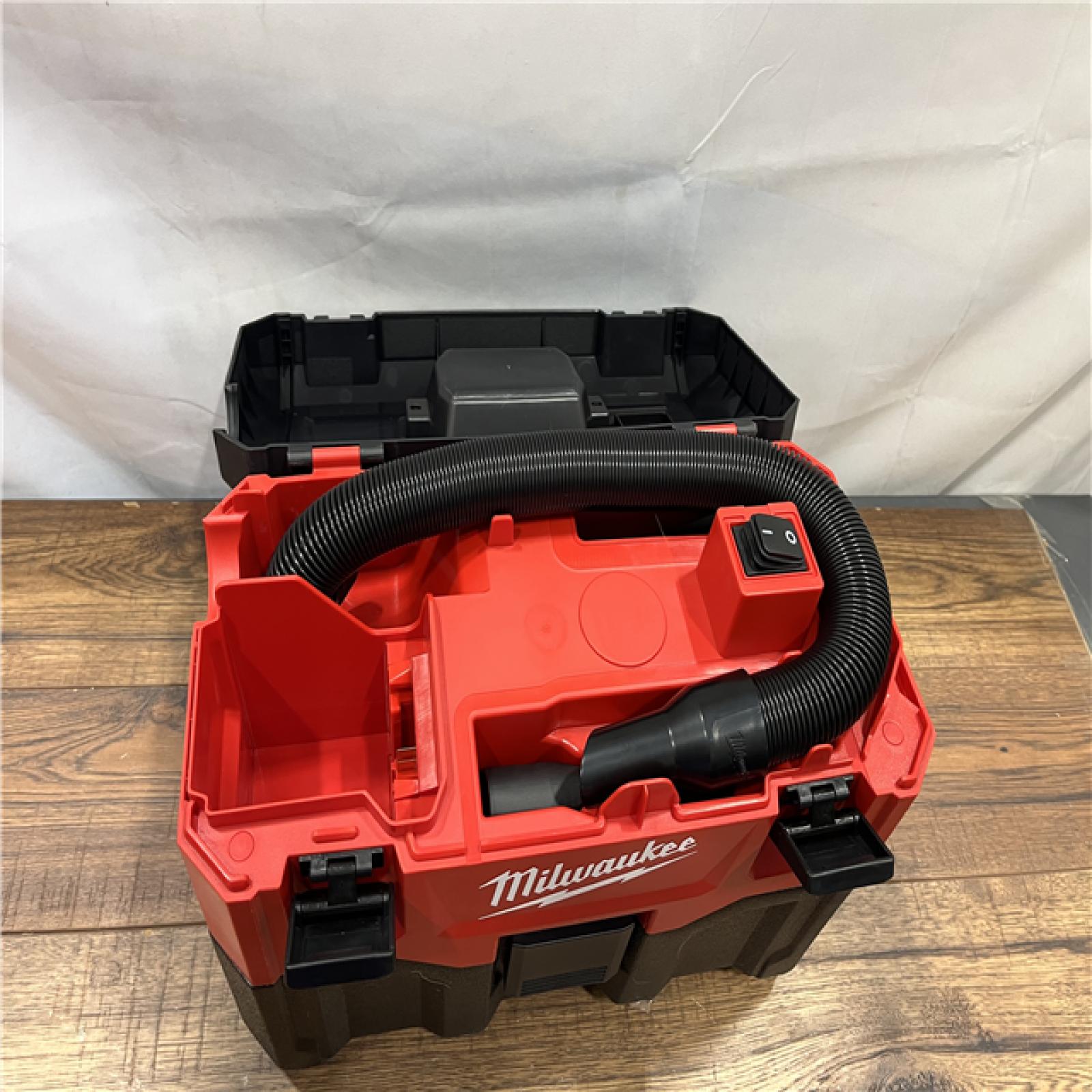 AS-IS Milwaukee M18 Vacuum 2Gal 6  Hose Access Bare Tool